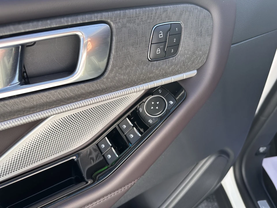 2026 Ford Explorer 6th Gen - Image 18 of 21