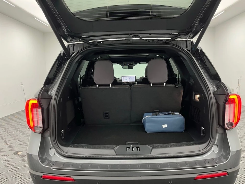 2026 Ford Explorer 6th Gen - Image 10 of 12