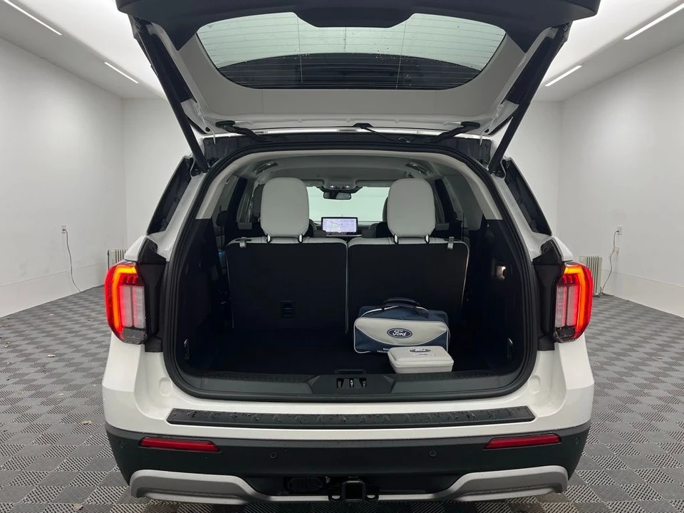 2026 Ford Explorer 6th Gen - Image 9 of 12