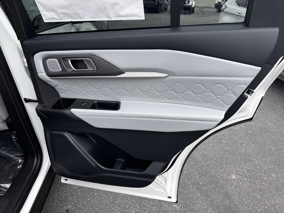 2026 Ford Explorer 6th Gen - Image 15 of 21