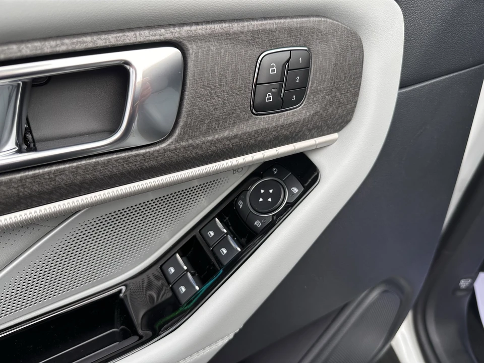 2026 Ford Explorer 6th Gen - Image 18 of 21