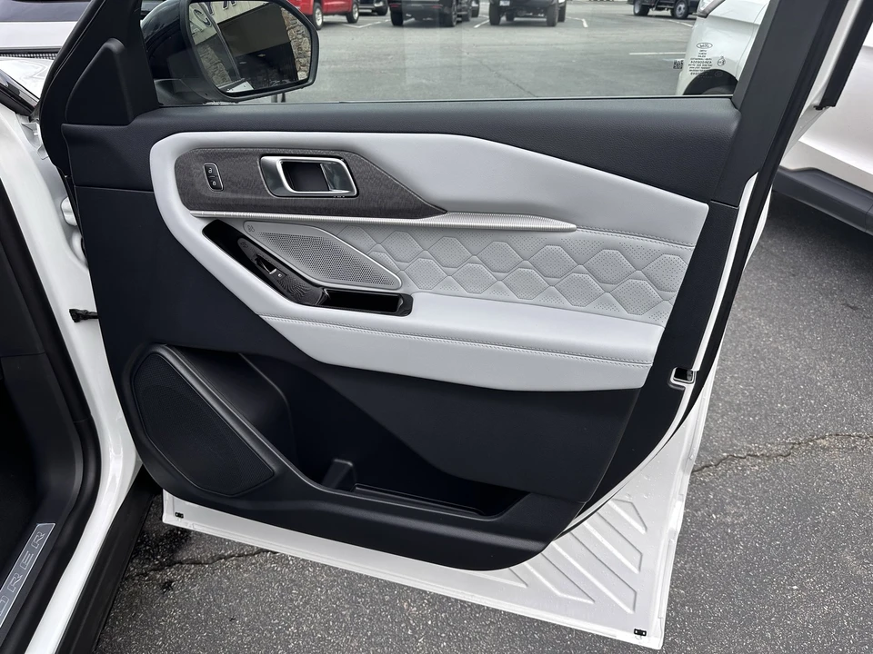 2026 Ford Explorer 6th Gen - Image 13 of 21