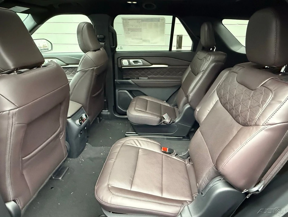2026 Ford Explorer 6th Gen - Image 17 of 21