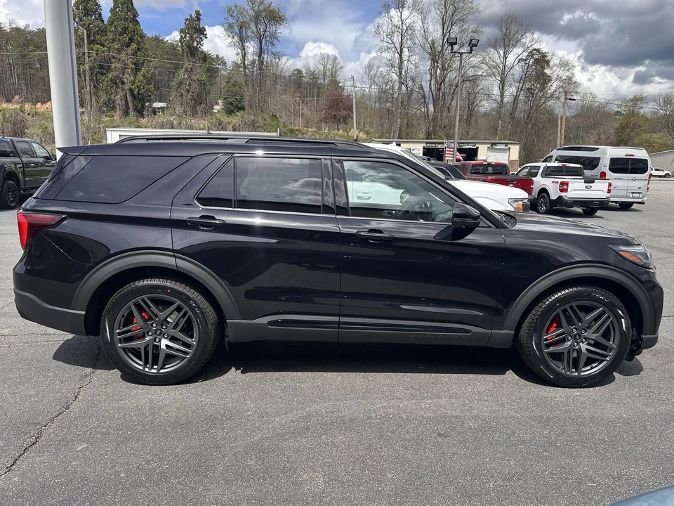 2026 Ford Explorer 6th Gen - Image 4 of 31