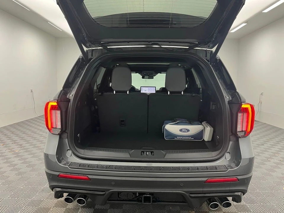 2026 Ford Explorer 6th Gen - Image 10 of 12