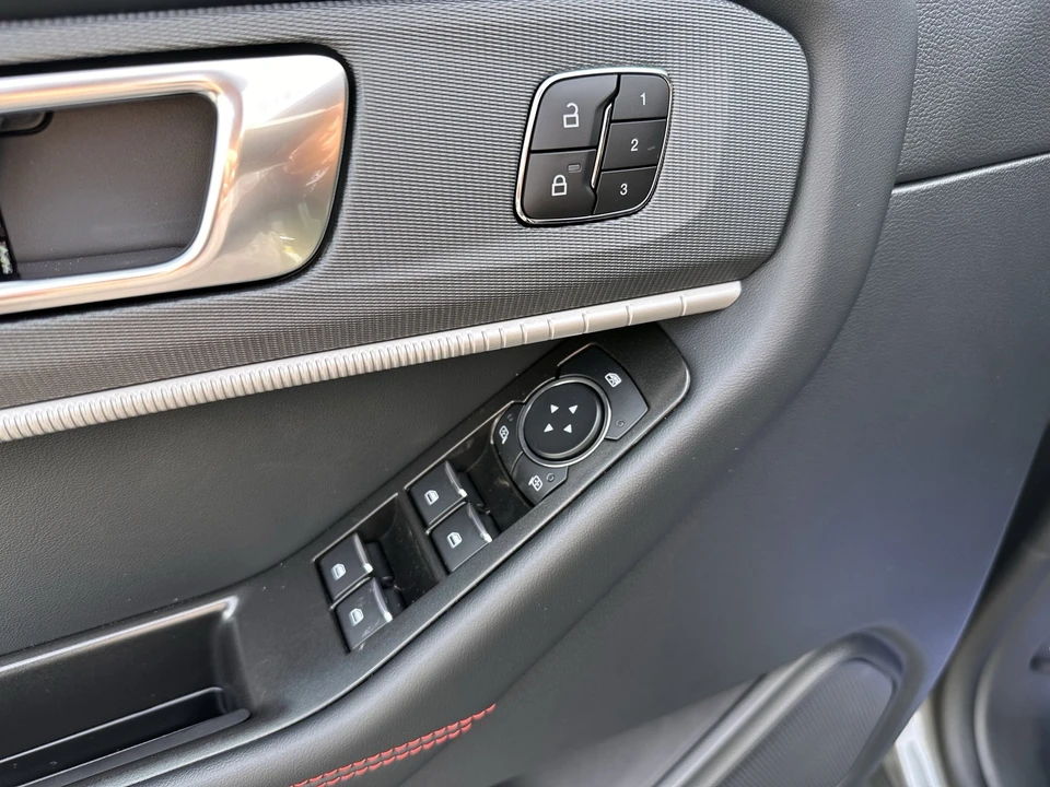 2026 Ford Explorer 6th Gen - Image 18 of 31