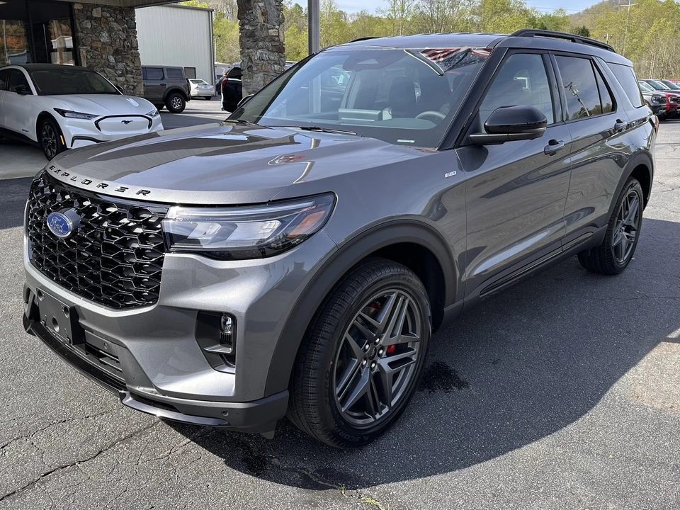 2026 Ford Explorer 6th Gen - Image 2 of 31