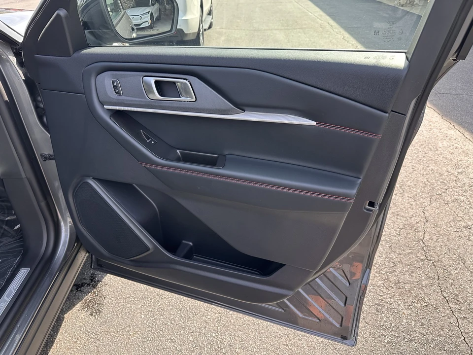2026 Ford Explorer 6th Gen - Image 13 of 31
