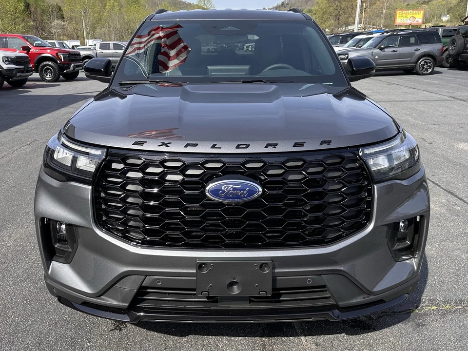 2026 Ford Explorer 6th Gen - Image 3 of 31