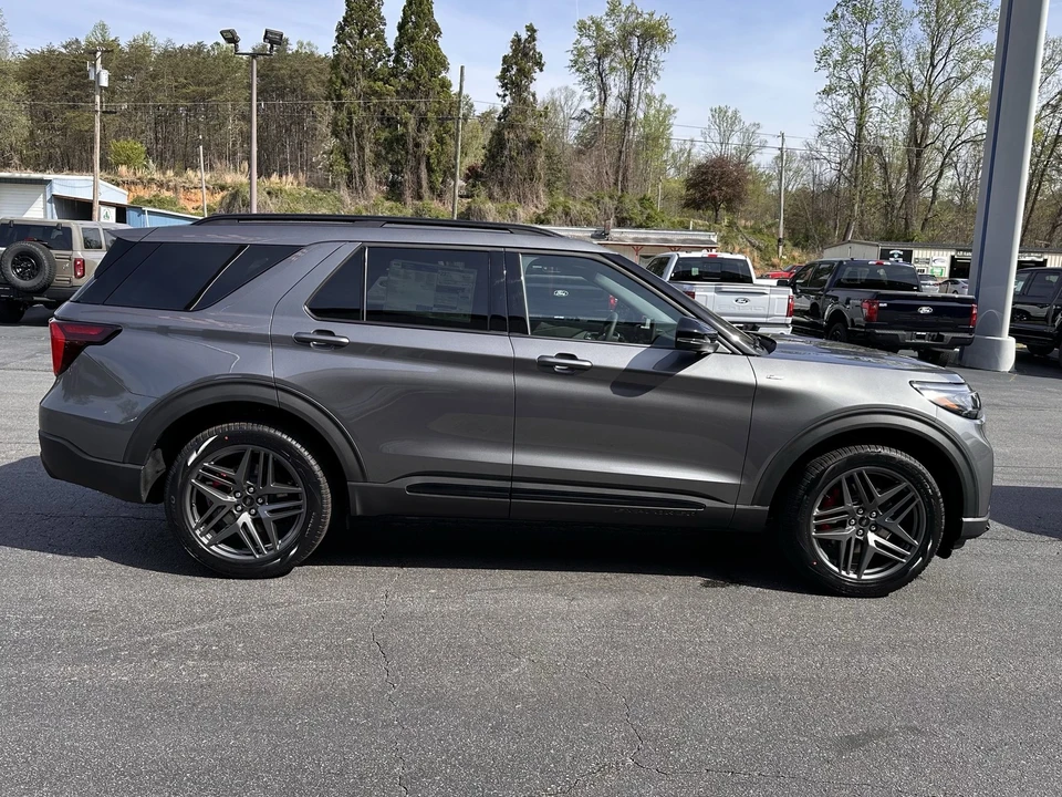 2026 Ford Explorer 6th Gen - Image 5 of 31