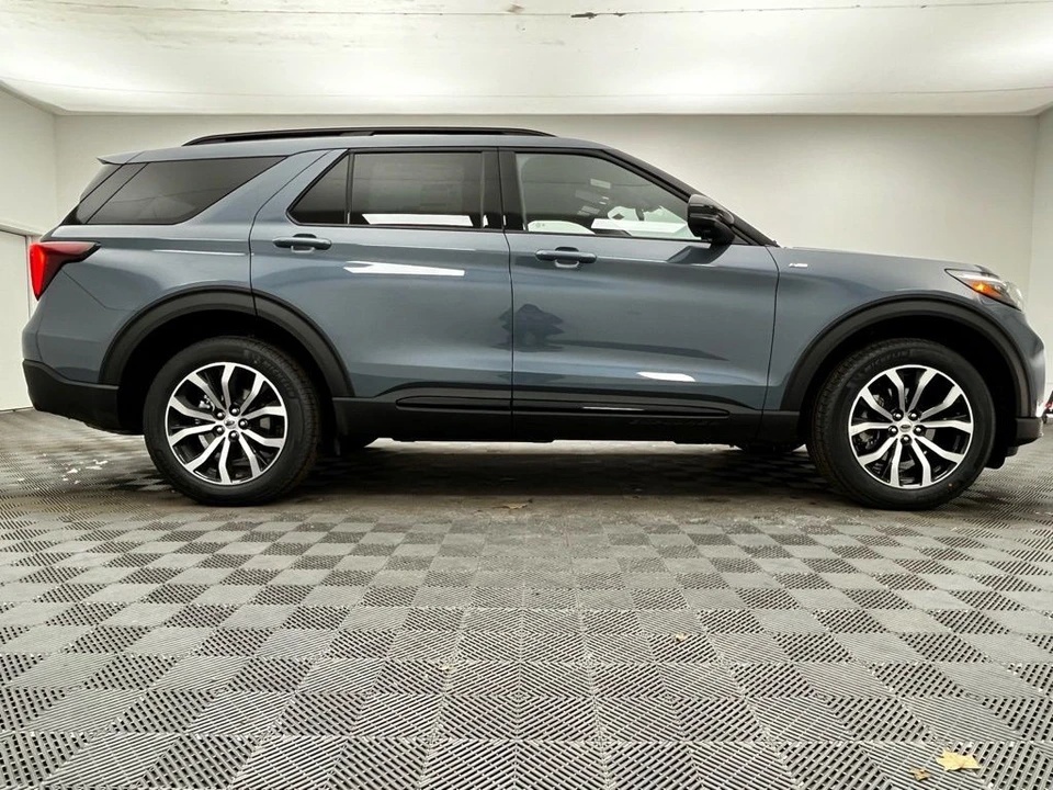 2026 Ford Explorer 6th Gen - Image 6 of 12