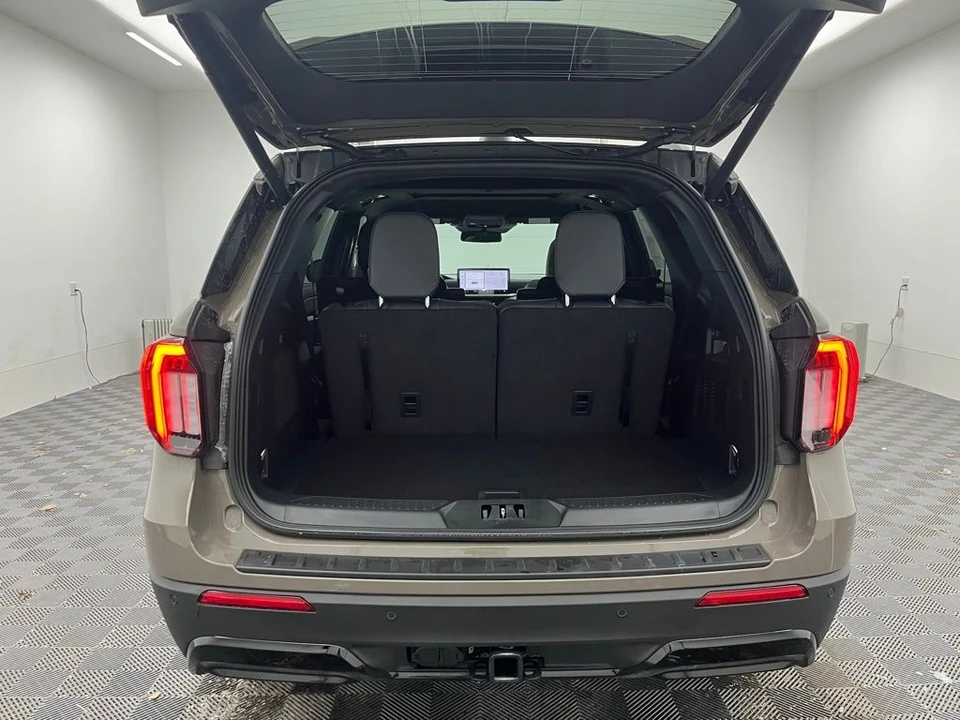 2026 Ford Explorer 6th Gen - Image 10 of 12