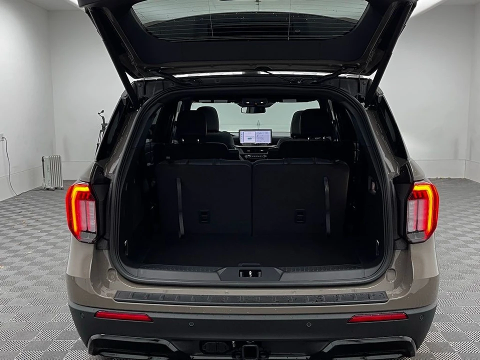 2026 Ford Explorer 6th Gen - Image 10 of 12
