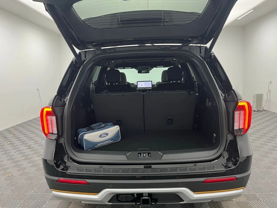 2026 Ford Explorer 6th Gen - Image 10 of 12