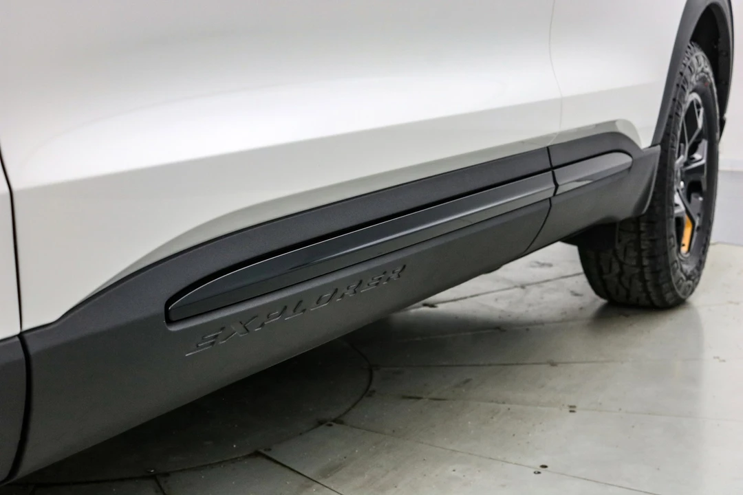 2026 Ford Explorer 6th Gen - Image 18 of 21