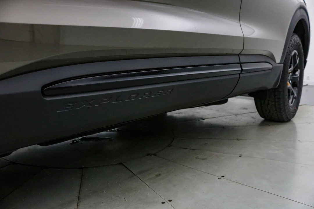 2026 Ford Explorer 6th Gen - Image 18 of 21