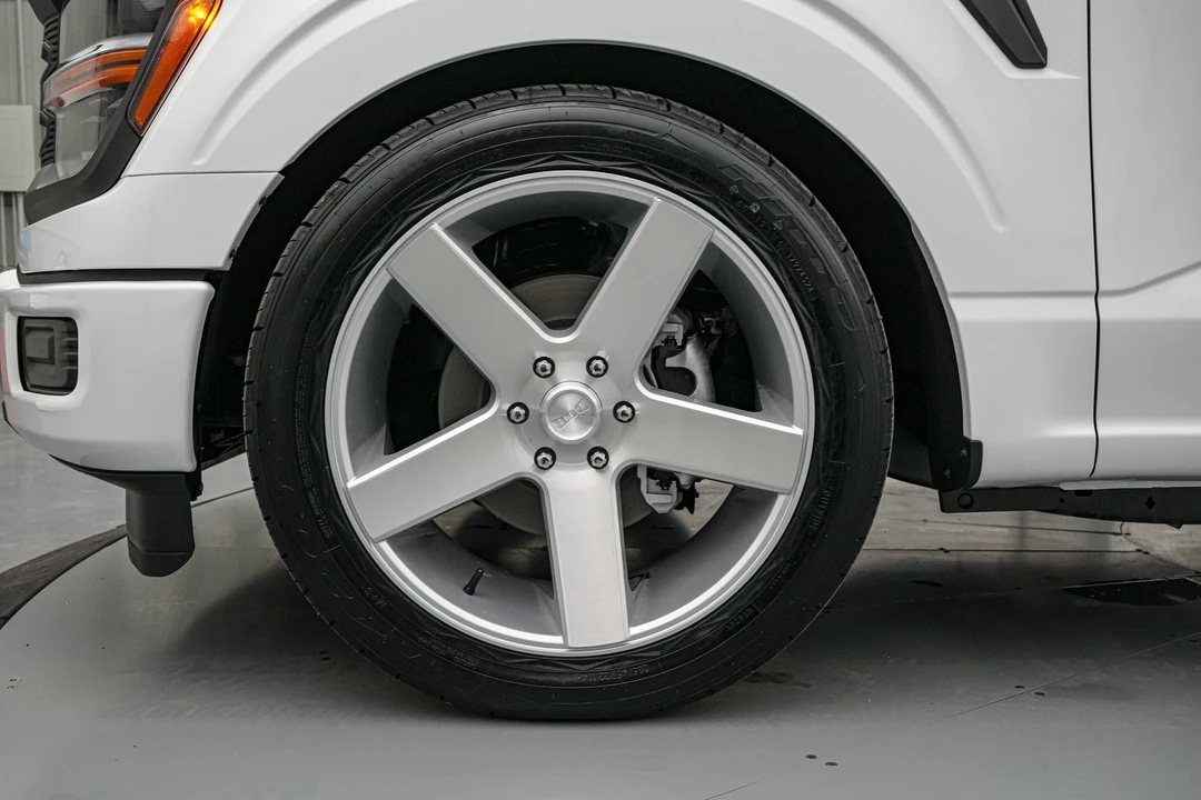 2026 Ford F-150 Lightning 14th Gen - Image 13 of 31