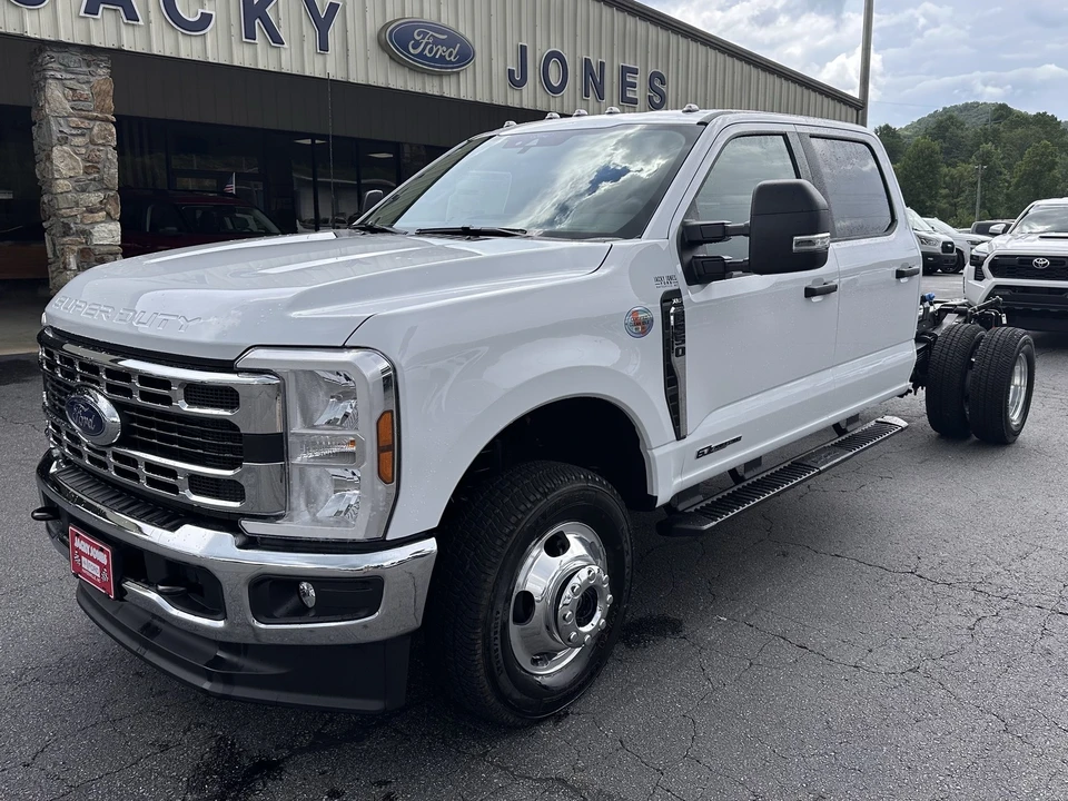 2026 Ford Super Duty 5th Gen - Image 2 of 26