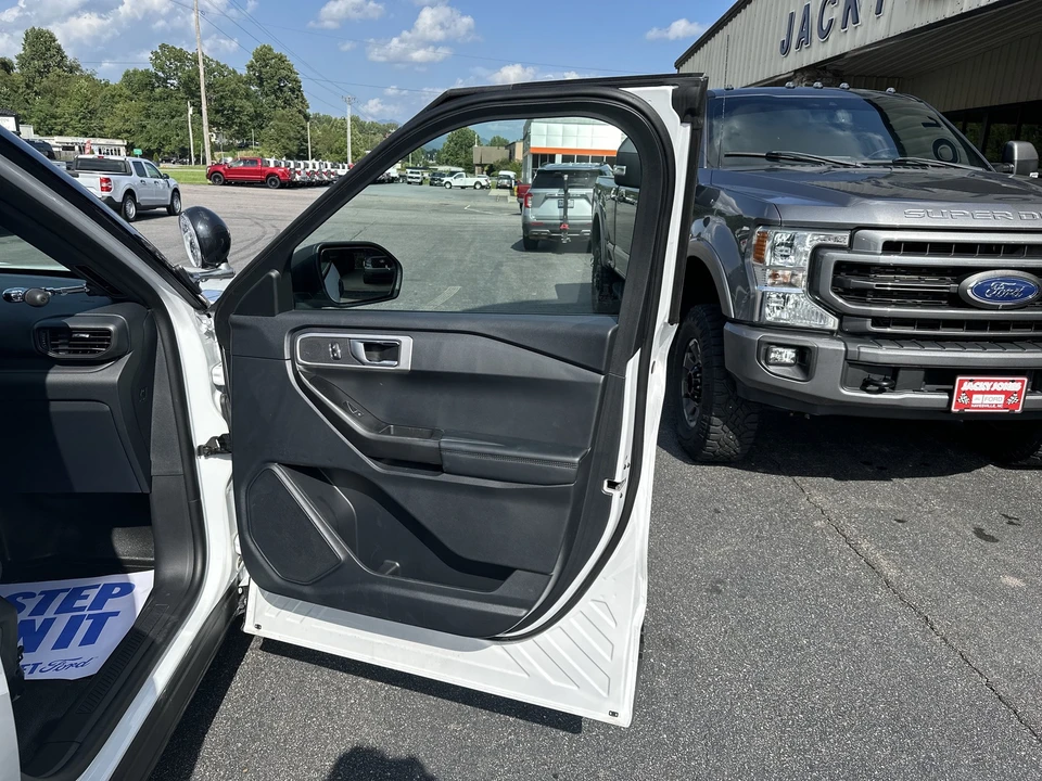 2026 Ford Explorer 6th Gen - Image 14 of 26