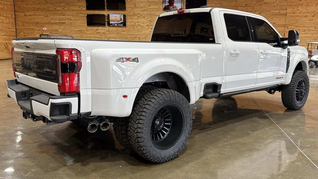 2026 Ford Super Duty 5th Gen - Image 14 of 31