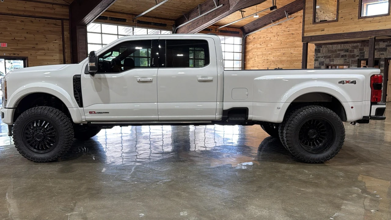 2026 Ford Super Duty 5th Gen - Image 17 of 31