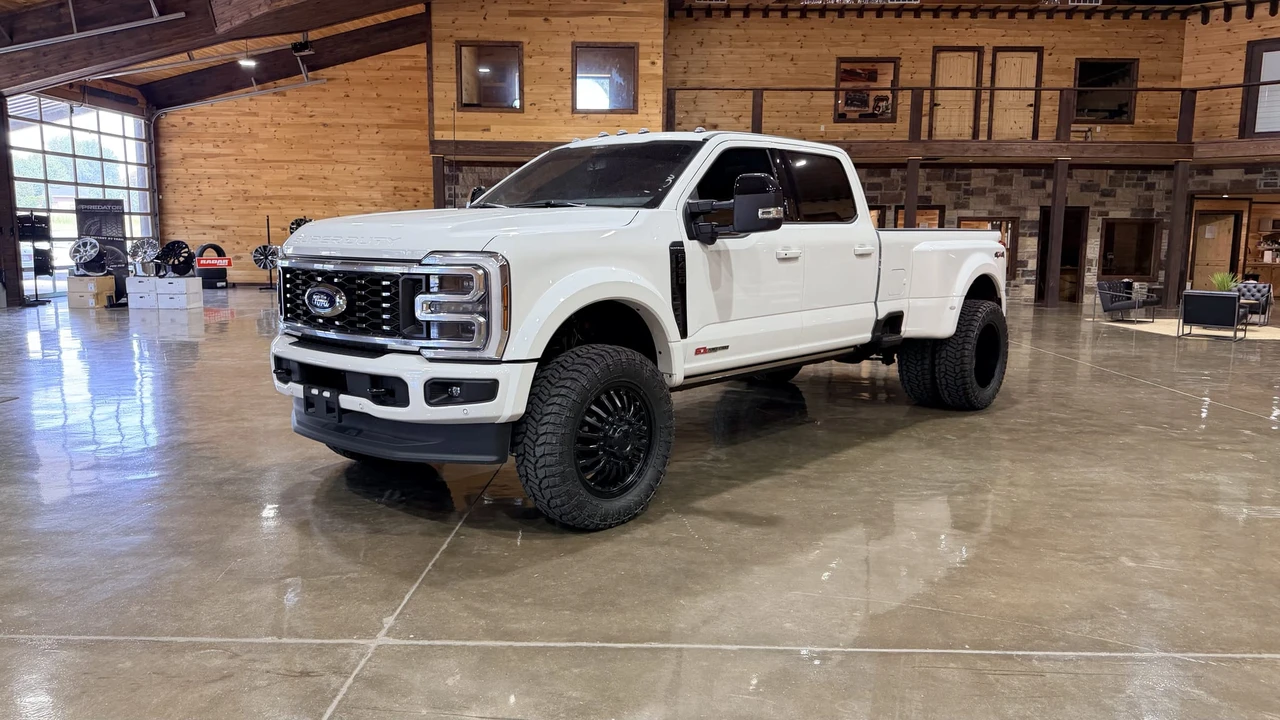 2026 Ford Super Duty 5th Gen - Image 2 of 31