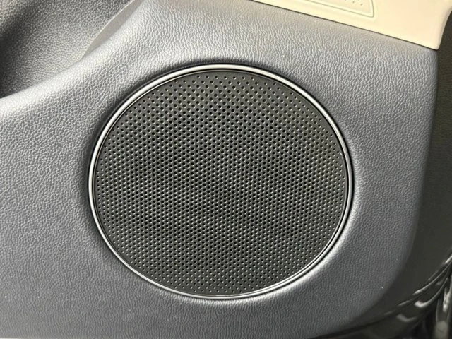 2026 Genesis GV70 - Image 17 of 21