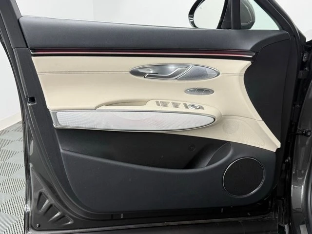 2026 Genesis GV70 - Image 14 of 21