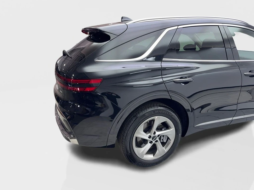 2026 Genesis GV70 - Image 16 of 21