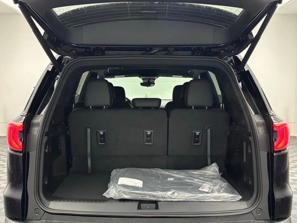 2026 GMC Acadia - Image 10 of 12