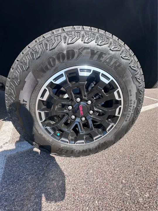 2026 GMC Canyon - Image 9 of 15