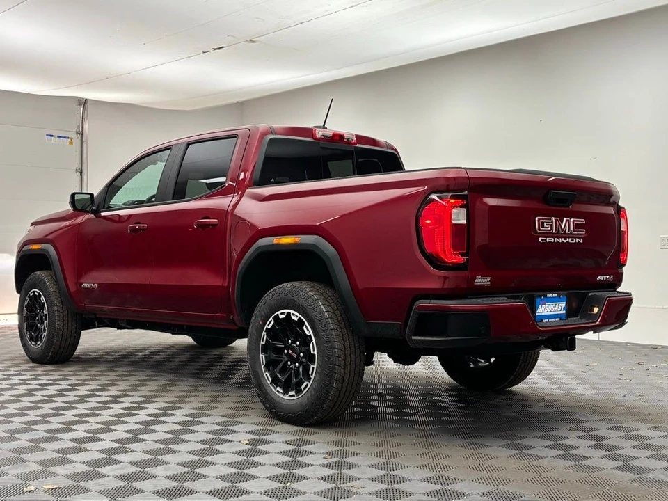 2026 GMC Canyon 2nd Gen - Image 10 of 12