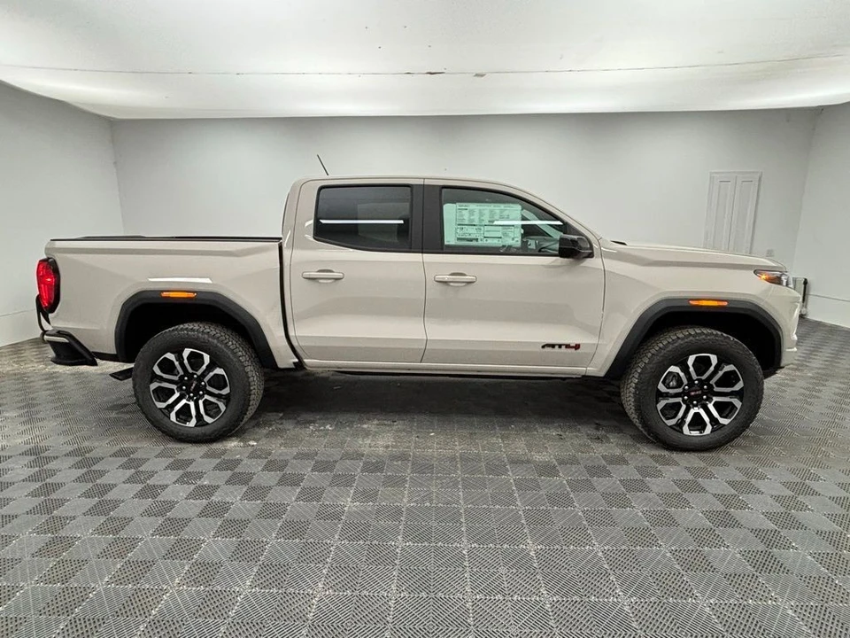 2026 GMC Canyon 2nd Gen - Image 10 of 12