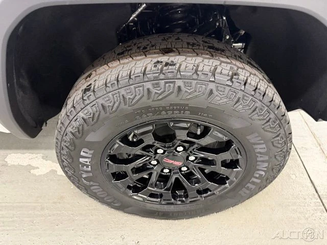 2026 GMC Canyon 2nd Gen - Image 4 of 21