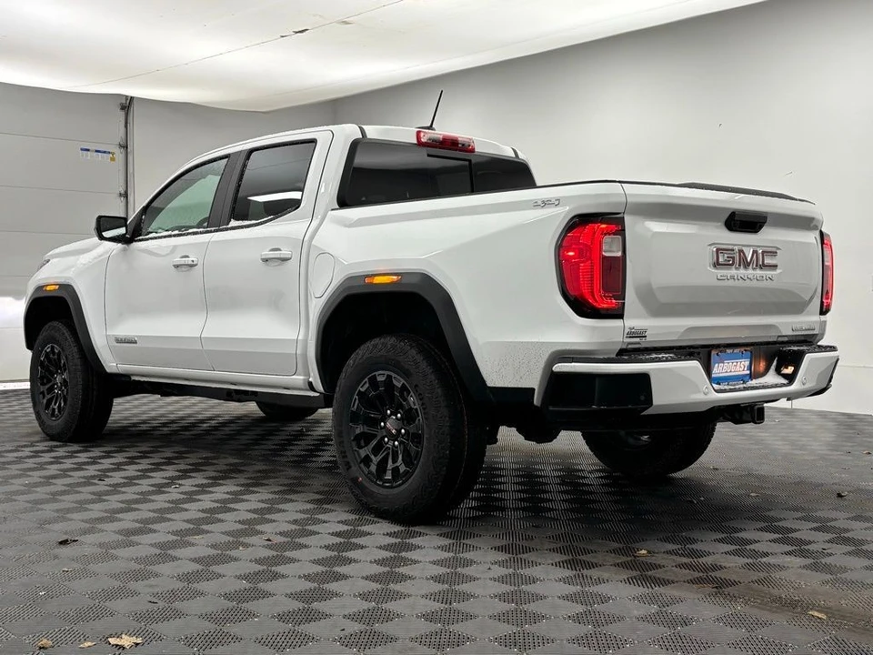 2026 GMC Canyon 2nd Gen - Image 10 of 12