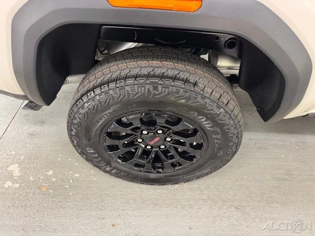2026 GMC Canyon 2nd Gen - Image 4 of 18