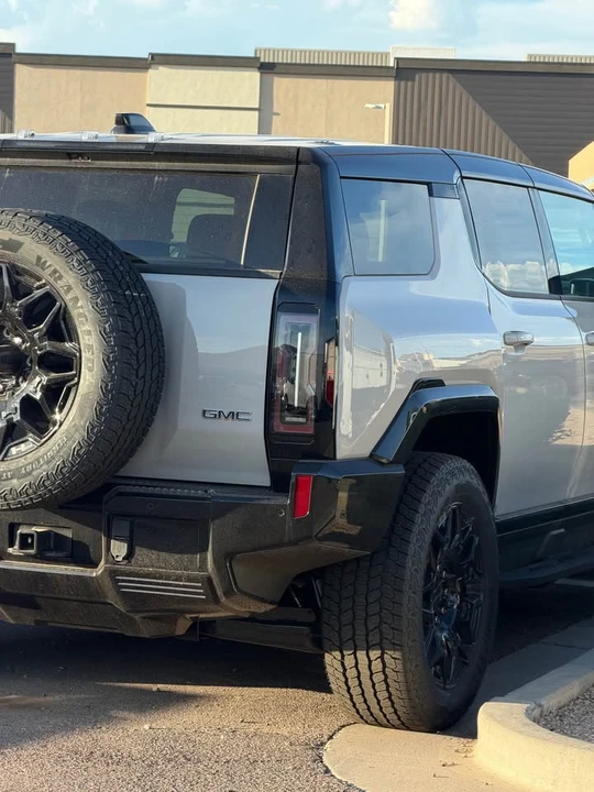 2026 GMC Hummer EV - Image 9 of 11