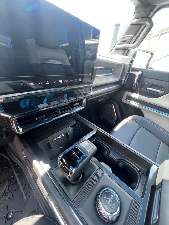 2026 GMC Hummer EV - Image 12 of 13