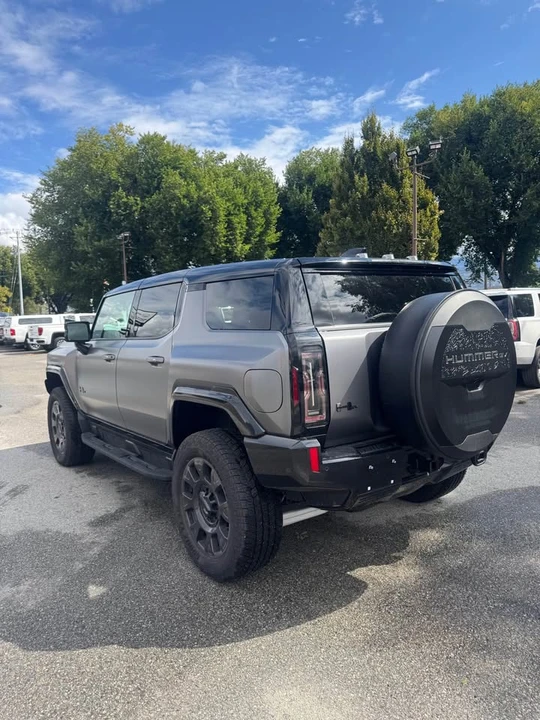 2026 GMC Hummer EV - Image 9 of 18