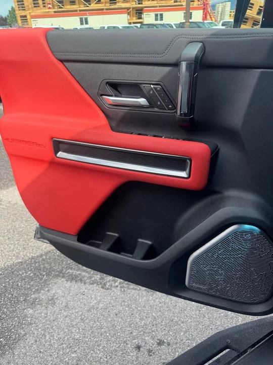 2026 GMC Hummer EV - Image 15 of 18