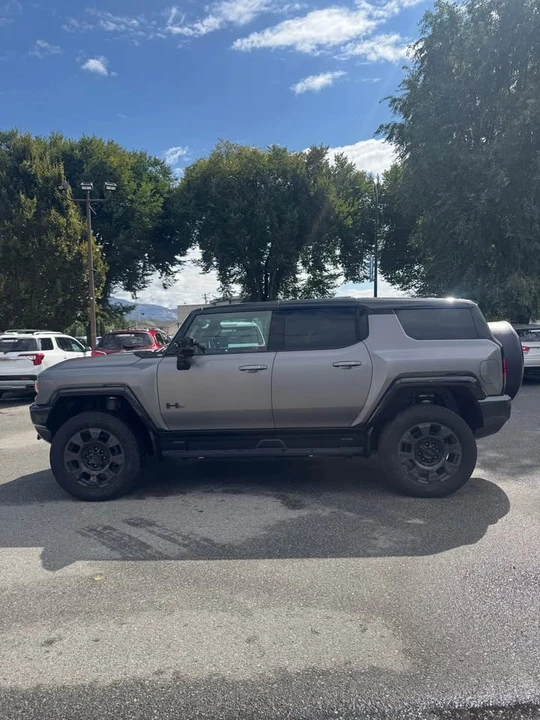 2026 GMC Hummer EV - Image 10 of 18
