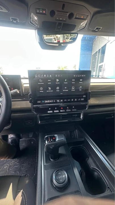 2026 GMC Hummer EV - Image 8 of 10
