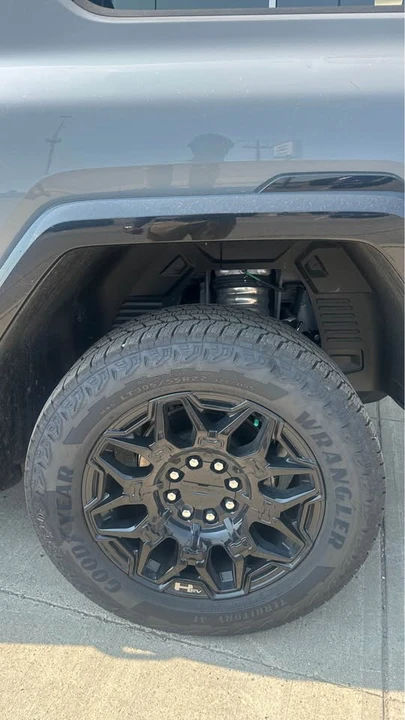 2026 GMC Hummer EV - Image 10 of 10