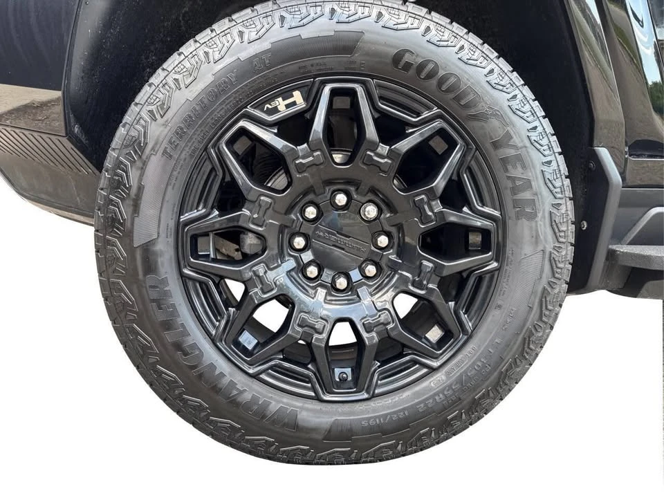 2026 GMC Hummer EV - Image 16 of 20