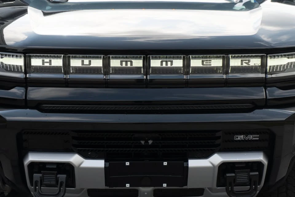 2026 GMC Hummer EV - Image 8 of 12