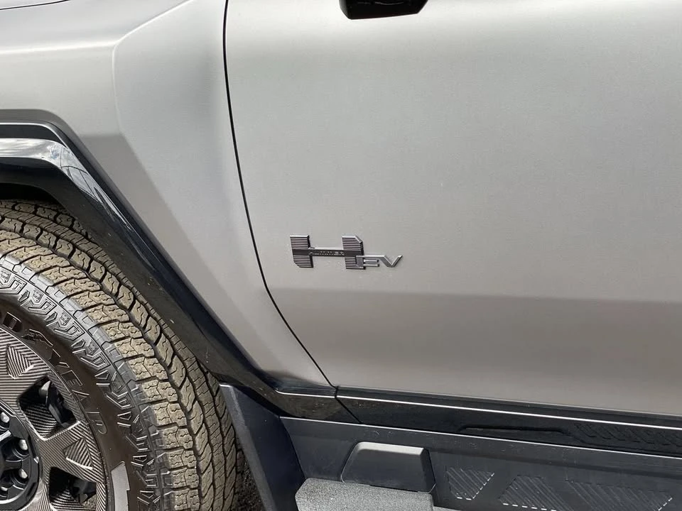 2026 GMC Hummer EV - Image 10 of 19