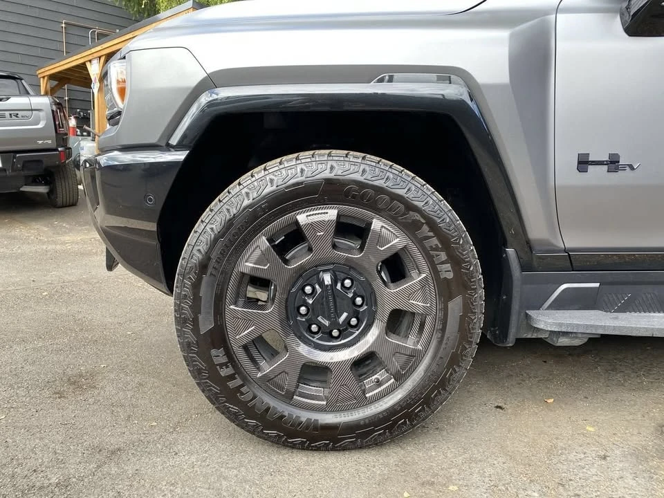 2026 GMC Hummer EV - Image 11 of 19