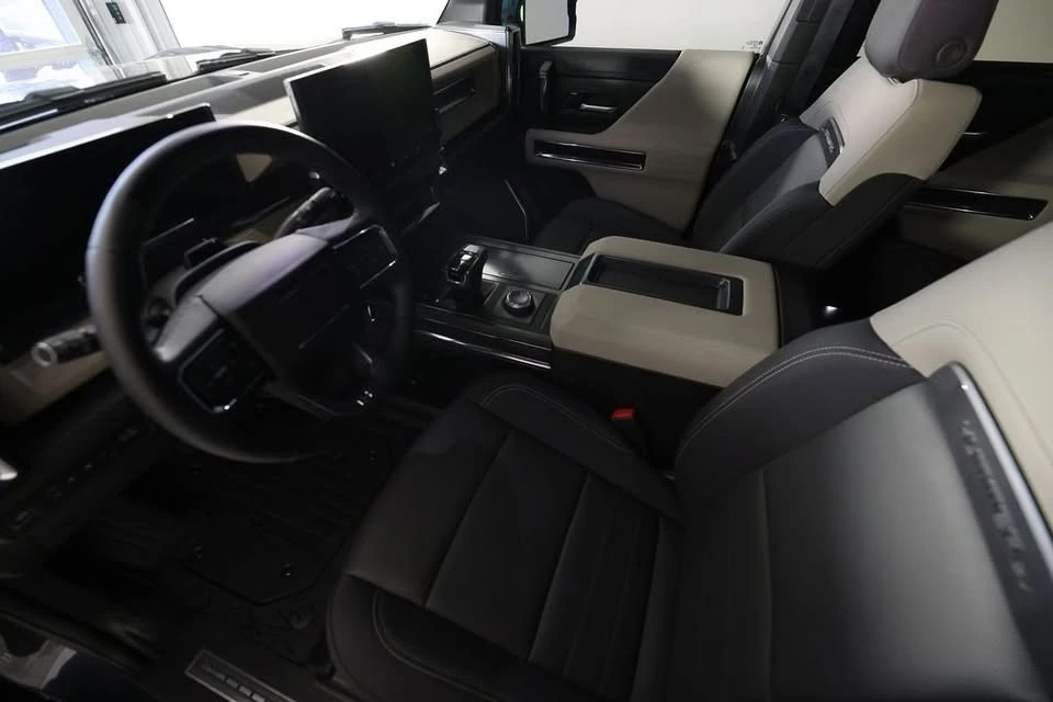 2026 GMC Hummer EV - Image 18 of 20