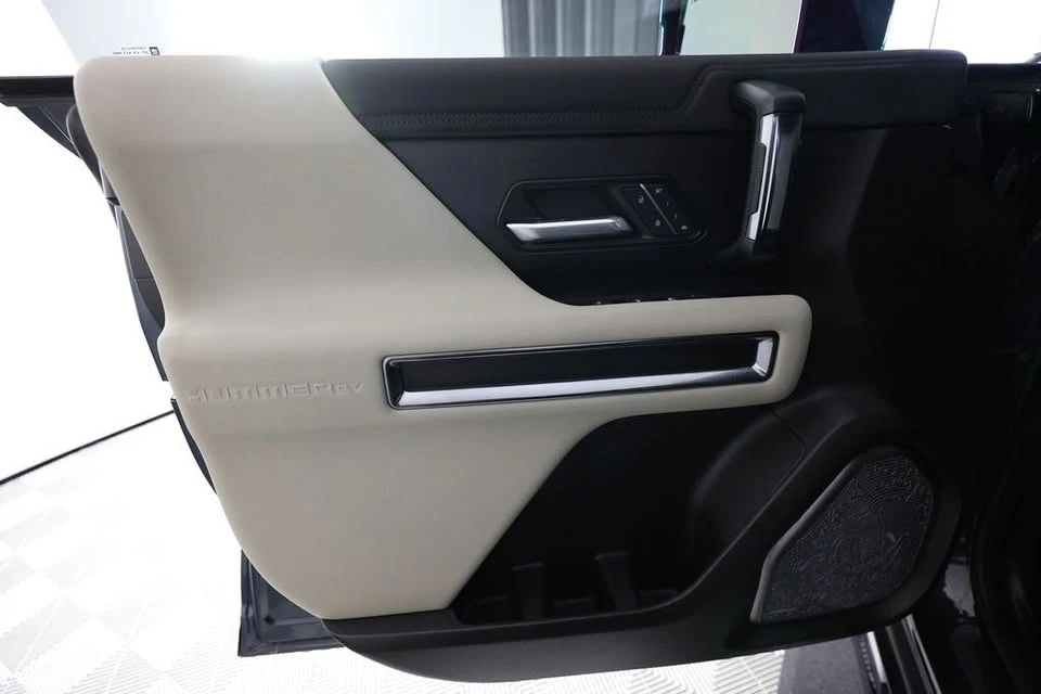 2026 GMC Hummer EV - Image 16 of 20