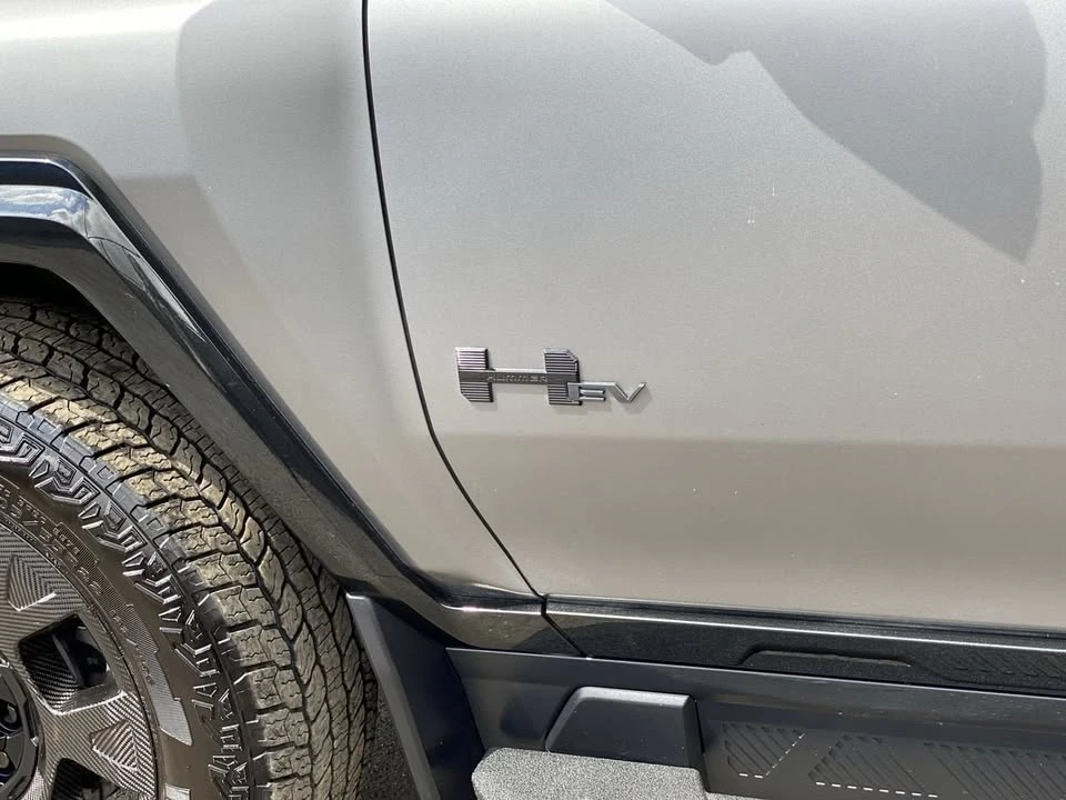 2026 GMC Hummer EV - Image 10 of 20
